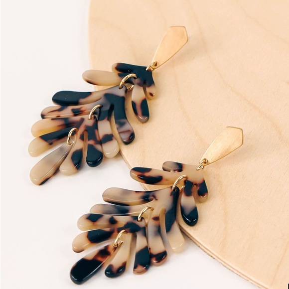 Tortoise Shell Leaf Drop Earrings NWT - Picture 3 of 4